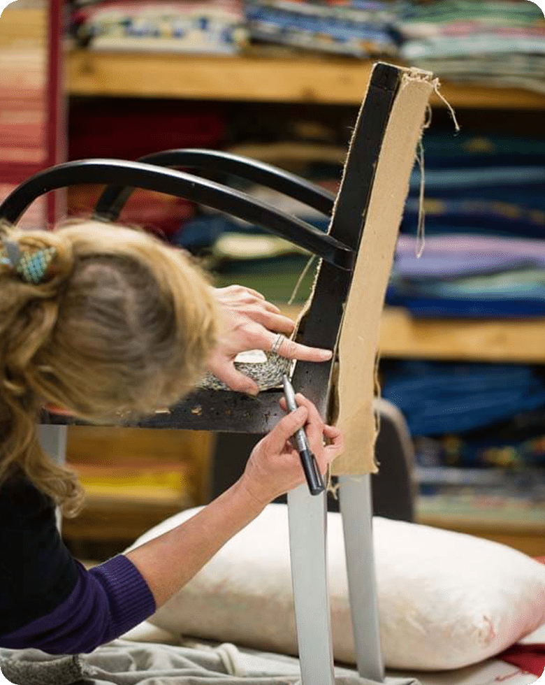 personne reparant un fauteuilLa la petite ourse